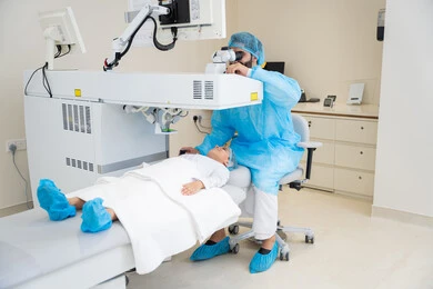 عيون صحية ورؤية أكثر دقة، عملية تصحيح الإبصار بالليزر، القضاء على مشاكل ضعف النظر وقصر النظر، استعادة وضوح الرؤية بدون الحاجة للنظارات الطبية، ولد عربي خليجي سعودي يرتدي الزي الرسمي المعقم يجلس على كرسي العيادة ، طبيب سعودي يكشف لإجراء عملية الليزك داخل المراكز الطبية، الاهتمام بالعناية بالعين وتحسين البصر