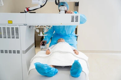 ولد عربي خليجي سعودي يرتدي الزي الرسمي المعقم يجلس على كرسي العيادة ، طبيب سعودي يكشف لإجراء عملية الليزك داخل المراكز الطبية، عملية تصحيح الإبصار بالليزر، القضاء على مشاكل ضعف النظر وقصر النظر، استعادة وضوح الرؤية بدون الحاجة للنظارات الطبية، عيون صحية ورؤية أكثر دقة،الاهتمام بالعناية بالعين وتحسين البصر