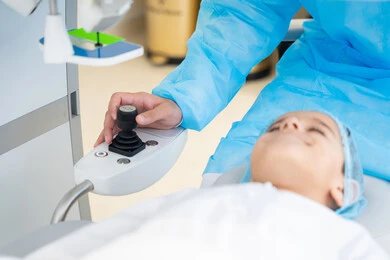 استعادة وضوح الرؤية بدون الحاجة للنظارات الطبية، عملية تصحيح الإبصار بالليزر، القضاء على مشاكل ضعف النظر وقصر النظر،عيون صحية ورؤية أكثر دقة، ولد عربي خليجي سعودي يرتدي الزي الرسمي المعقم يجلس على كرسي العيادة ، طبيب سعودي يكشف لإجراء عملية الليزك داخل المراكز الطبية، الاهتمام بالعناية بالعين وتحسين البصر