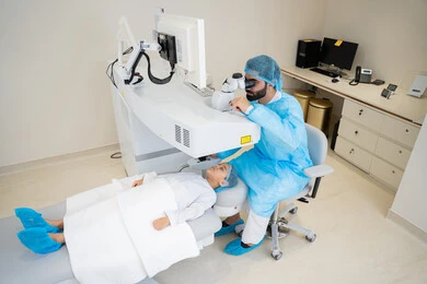 القضاء على مشاكل ضعف النظر وقصر النظر، استعادة وضوح الرؤية بدون الحاجة للنظارات الطبية، عيون صحية ورؤية أكثر دقة، ولد عربي خليجي سعودي يرتدي الزي الرسمي المعقم يجلس على كرسي العيادة ، طبيب سعودي يكشف لإجراء عملية الليزك داخل المراكز الطبية،عملية تصحيح الإبصار بالليزر،  الاهتمام بالعناية بالعين وتحسين البصر