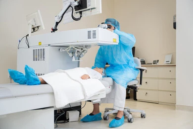 عيون صحية ورؤية أكثر دقة، عملية تصحيح الإبصار بالليزر، القضاء على مشاكل ضعف النظر وقصر النظر، استعادة وضوح الرؤية بدون الحاجة للنظارات الطبية، ولد عربي خليجي سعودي يرتدي الزي الرسمي المعقم يجلس على كرسي العيادة ، طبيب سعودي يكشف لإجراء عملية الليزك داخل المراكز الطبية، الاهتمام بالعناية بالعين وتحسين البصر