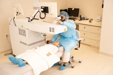 طبيب سعودي يكشف لإجراء عملية الليزك داخل المراكز الطبية،عملية تصحيح الإبصار بالليزر، القضاء على مشاكل ضعف النظر وقصر النظر، استعادة وضوح الرؤية بدون الحاجة للنظارات الطبية، عيون صحية ورؤية أكثر دقة، ولد عربي خليجي سعودي يرتدي الزي الرسمي المعقم يجلس على كرسي العيادة ،  الاهتمام بالعناية بالعين وتحسين البصر