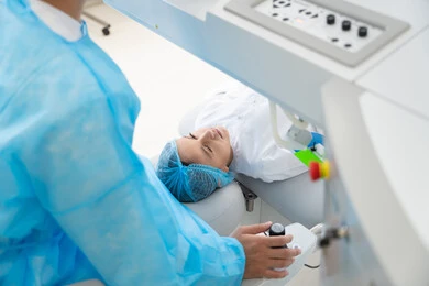 استعادة وضوح الرؤية بدون الحاجة للنظارات الطبية،عملية تصحيح الإبصار بالليزر، القضاء على مشاكل ضعف النظر وقصر النظر، عيون صحية ورؤية أكثر دقة، ولد عربي خليجي سعودي يرتدي الزي الرسمي المعقم يجلس على كرسي العيادة ، طبيب سعودي يكشف لإجراء عملية الليزك داخل المراكز الطبية، الاهتمام بالعناية بالعين وتحسين البصر