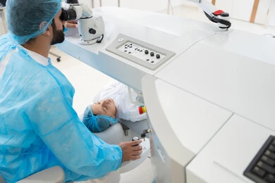 القضاء على مشاكل ضعف النظر وقصر النظر، استعادة وضوح الرؤية بدون الحاجة للنظارات الطبية، عيون صحية ورؤية أكثر دقة، ولد عربي خليجي سعودي يرتدي الزي الرسمي المعقم يجلس على كرسي العيادة ، طبيب سعودي يكشف لإجراء عملية الليزك داخل المراكز الطبية،عملية تصحيح الإبصار بالليزر،  الاهتمام بالعناية بالعين وتحسين البصر