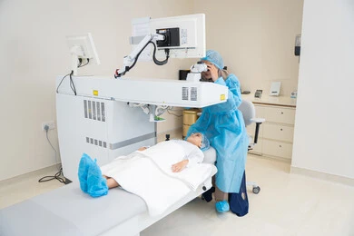 عيون صحية ورؤية أكثر دقة، ولد عربي خليجي سعودي يرتدي الزي الرسمي المعقم ، طبيبه سعوديه تكشف لإجراء عملية الليزك داخل المراكز الطبية، الاهتمام بالعناية بالعين وتحسين البصر، عملية تصحيح الإبصار بالليزر، القضاء على مشاكل ضعف النظر وقصر النظر، استعادة وضوح الرؤية بدون الحاجة للنظارات الطبية عيون صحية ورؤية أكثر دقة، ولد عربي خليجي سعودي يرتدي الزي الرسمي المعقم ، طبيبه سعوديه تكشف لإجراء عملية الليزك داخل المراكز الطبية، الاهتمام بالعناية بالعين وتحسين البصر، عملية تصحيح الإبصار بالليزر، القضاء على مشاكل ضعف النظر وقصر النظر، استعادة وضوح الرؤية بدون الحاجة للنظارات الطبية