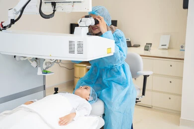 Restoring clear vision without the need for glasses, healthy eyes and more accurate vision, a Saudi Arabian Gulf boy wearing sterile official attire, a Saudi female doctor reveals to perform LASIK surgery inside medical centers, focusing on eye care and improving vision, laser vision correction surgery, eliminating problems of poor vision and nearsightedness.