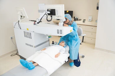 طبيبه سعوديه تكشف لإجراء عملية الليزك داخل المراكز الطبية، الاهتمام بالعناية بالعين وتحسين البصر، عملية تصحيح الإبصار بالليزر، القضاء على مشاكل ضعف النظر وقصر النظر، استعادة وضوح الرؤية بدون الحاجة للنظارات الطبية، عيون صحية ورؤية أكثر دقة، ولد عربي خليجي سعودي  يرتدي الزي الرسمي المعقم