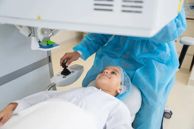 A Saudi female doctor reveals the procedure for LASIK surgery within medical centers, emphasizing the importance of eye care and vision improvement, laser vision correction surgery, eliminating problems of poor vision and nearsightedness, restoring clear vision without the need for prescription glasses, healthy eyes, and more precise vision. An Arab Gulf Saudi boy is wearing sterile official attire.
