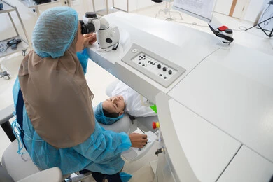 استعادة وضوح الرؤية بدون الحاجة للنظارات الطبية، عيون صحية ورؤية أكثر دقة، ولد عربي خليجي سعودي  يرتدي الزي الرسمي المعقم ، طبيبه سعوديه تكشف لإجراء عملية الليزك داخل المراكز الطبية،  الاهتمام بالعناية بالعين وتحسين البصر، عملية تصحيح الإبصار بالليزر، القضاء على مشاكل ضعف النظر وقصر النظر