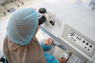 الاهتمام بالعناية بالعين وتحسين البصر، عملية تصحيح الإبصار بالليزر، القضاء على مشاكل ضعف النظر وقصر النظر، استعادة وضوح الرؤية بدون الحاجة للنظارات الطبية، عيون صحية ورؤية أكثر دقة، ولد عربي خليجي سعودي  يرتدي الزي الرسمي المعقم ، طبيبه سعوديه تكشف لإجراء عملية الليزك داخل المراكز الطبية