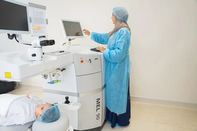 طبيبة عربية خليجية سعودية ترتدي الزي الرسمي المعقم تتابع صور الأشعة العينية على جهاز الحاسوب داخل المركز الطبي للعيون، الاستفادة من التصوير الشعاعي والتقنيات الحديثة في مجال طب العيون، استخدام التكنولوجيا المتطورة في التشخيص والعلاج البصري، فحص دقيق لحالة الشبكية والقرنية، العناية بصحة العين وتحسين الرؤية، خلفية داخلية للمركز الطبي