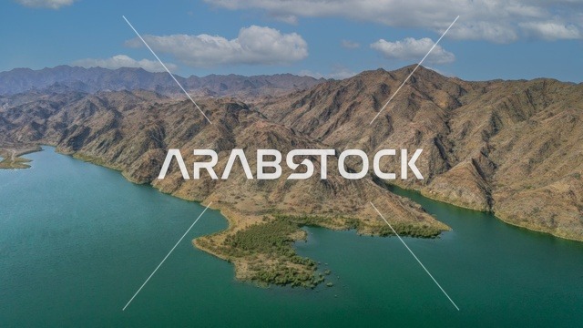 سد وادي بين الجبال في المملكة العربية السعودية، منطقة لتخزين المياه، الأشجار والنباتات الخضراء في النهار، القمم والمرتفعات الجبلية، خلفية الطبيعة