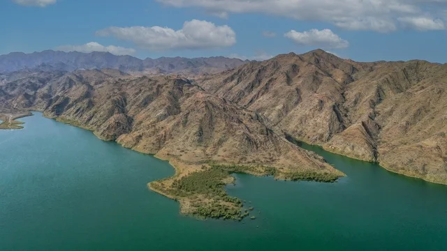 سد وادي بين الجبال في المملكة العربية السعودية، منطقة لتخزين المياه، الأشجار والنباتات الخضراء في النهار، القمم والمرتفعات الجبلية، خلفية الطبيعة