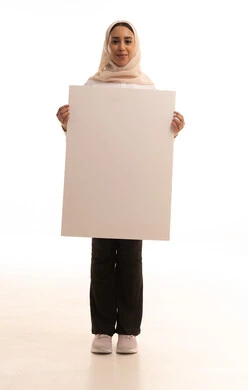 عرض لوحة بيضاء مستطيلة فارغة، وسائل تعليمية و لوحات توضيحية، العروض والإعلانات التسويقية, بورتريه لشابة عربيه خليجية سعودية محجبة ترتدي الزي الكاجول تمسك بيديها موك اب مستطيل أبيض, النظر الى الكاميرا بتعابير السرور, الجسم بالطول الكامل, خلفية بيضاء