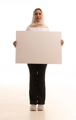 وسائل تعليمية و لوحات توضيحية, عرض لوحة بيضاء مستطيلة فارغة، العروض والإعلانات التسويقية, بورتريه لشابة عربيه خليجية سعودية محجبة ترتدي الزي الكاجول تمسك بيديها موك اب مستطيل أبيض, النظر الى الكاميرا بتعابير السرور, الجسم بالطول الكامل, خلفية بيضاء