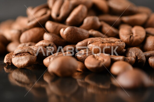 حبوب البن الطازجه المنثوره, حبوب القهوه السوداء المحمصه الشهيه