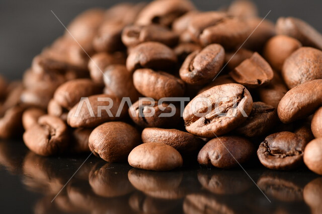 حبوب البن الطازجه المنثوره, حبوب القهوه السوداء المحمصه الشهيه