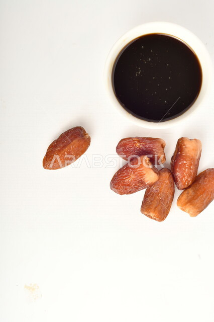 كوب من القهوه السوداء, تمر صقعي لذيذ, تناول التمر مع فنجان قهوه, وجبه خفيفه