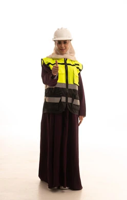 إدارة المشاريع الهندسية، مفهوم القبول و الموافقة، وظائف ومهن نسائية، بورتريه لمهندسة عربية خليجية سعودية ترتدي خوذة وسترة الحماية  ترفع اصبع السبابة بايماءات الاعجاب، العمل  في القطاع الهندسي، صورة لكامل الجسم، خلفية بيضاء