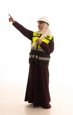 التحقق من تنفيذ المشروع الإنشائي, مهنة ووظيفة نسائية، مفهوم الهندسة والإنشاء المعماري، بورتريه لمهندسة عربية خليجية سعودية محجبة ترتدي العباءة والسترة و خوذة الحماية تمسك بيدها المخطط الهندسي،الاشارة الى شيء ما،  صورة الجسم بالكامل، خلفية بيضاء