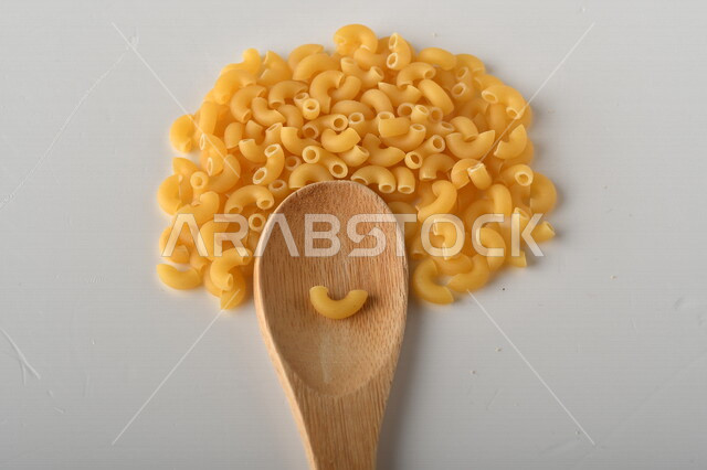 قطع المعكرونه الجافه المتناثره, حبيبات الباستا الشهيه, مكرونه جافه منثوره, وجبات خفيفه