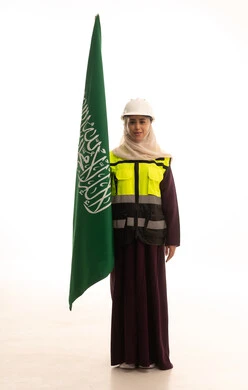 ذكرى يوم بدينا 1727 م، يوم العلم السعودي11 مارس، مفهوم حب الوطن و الانتماء اليه، الاحتفال بتأسيس الدولة السعودية الأولى 22 فبراير، بورتريه لمهندسة عربية خليجية سعودية ترتدي خوذة وسترة الحماية تمسك راية وشعار المملكة تنظر بايماءات الاعتزاز و الفخر, الجسم بالطول الكامل, خلفية بيضاء