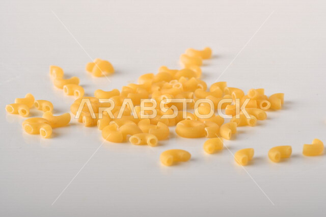 قطع المعكرونه الجافه المتناثره, حبيبات الباستا الشهيه, مكرونه جافه منثوره, وجبات خفيفه