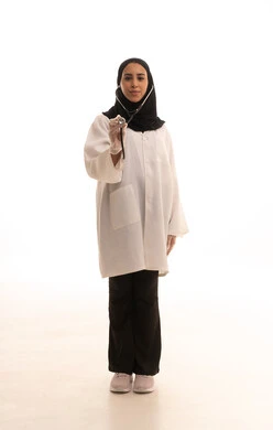 تشخيص الحالات المرضية, مفهوم الطب والرعاية الصحية, بورتريه لطبيبه عربية خليجية سعودية ترتدي المعطف الطبي الأبيض تمسك سماعة الفحص, تقديم الخدمات والمساعدة الطبية, العمل في المجال الطبي, الجسم بالطول الكامل، خلفية بيضاء