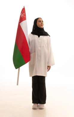 اليوم الوطني العماني 18 نوفمبر، إحياء ذكرى استقال الدولة 1650م، رفع علم سلطنة عمان, العمل في المجال الطبي, بورتريه لطبيبة عربية خليجية عمانية ترتدي المعطف الطبي  تقف باستقامة تنظر بايماءات الفخر، صورة لكامل الجسم، خلفية بيضاء