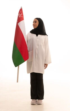 إحياء ذكرى استقال الدولة 1650م، رفع علم سلطنة عمان، اليوم الوطني العماني 18 نوفمبر, العمل في المجال الطبي, بورتريه لطبيبة عربية خليجية عمانية ترتدي المعطف الطبي  تقف باستقامة تنظر بايماءات الفخر، صورة لكامل الجسم، خلفية بيضاء