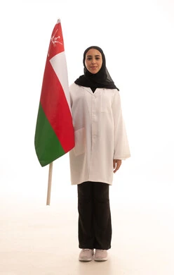 رفع علم سلطنة عمان، إحياء ذكرى استقال الدولة 1650م، اليوم الوطني العماني 18 نوفمبر, العمل في المجال الطبي, بورتريه لطبيبة عربية خليجية عمانية ترتدي المعطف الطبي  تقف باستقامة تنظر بايماءات الفخر، صورة لكامل الجسم، خلفية بيضاء
