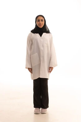 العمل في القطاع الصحي السعودي , مهن ووظائف نسائية،تقديم الرعاية الطبية للمرضى، بورتريه لطبيبة عربية خليجية سعودية محجبة ترتدي العباءة مع المعطف الطبي الأبيض تقف باستقامة، الجسم بالطول الكامل، خلفية بيضاء