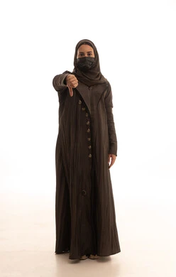 تعابير عدم الموافقة و الرفض ,تجنب انتشار العدوى من كوفيد 19، بورتريه لامرأة عربية خليجية سعودية محجبة ترتدي العباءة  و الكمامة تتبع الإجراءات الاحترازية للوقاية من فايروس كورونا, الاشارة باصبع الإبهام للأسفل, الجسم بالطول الكامل، خلفية بيضاء