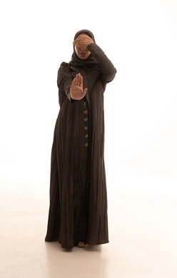 الأمر بالتوقف والابتعاد، الشعور بالإنزعاج وعدم الرغبة، بورتريه لامراة سعودية عربيه خليجيه ترتدي العباءه تغطي عينيها بتعابير الرفض والإمتناع عن رؤية شيء ما و ترفع يدها بإيماءات تدل على النهي، الجسم بالطول الكامل، خلفيه بيضاء