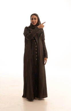 الاشاره الى مكان ما، بورتريه لامراة عربية خليجية سعودية ترتدي العباءة والحجاب  تشير باصبع السبابه باتجاه ما بايماءات السعاده والبهجه، حركات تدل على هذا المكان (هذا الموقع)، الجسم بالطول الكامل، خلفية بيضاء