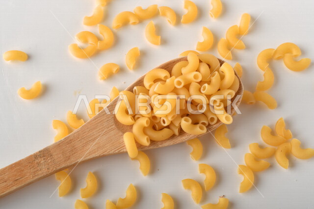 قطع المعكرونه الجافه المتناثره, حبيبات الباستا الشهيه, مكرونه جافه منثوره, وجبات خفيفه