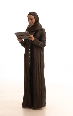 دمج التقنية في الحياة اليومية والعملية، بورتريه لامرأة عربية خليجية سعودية ترتدي العباءة و الحجاب تستخدم جهاز التابلت، تصفح مواقع ووسائل التواصل الاجتماعي، مفهوم انجار المشاريع عن بعد، الجسم بالطول الكامل، خلفية بيضاء دمج التقنية في الحياة اليومية والعملية، بورتريه لامرأة عربية خليجية سعودية ترتدي العباءة و الحجاب تستخدم جهاز التابلت، تصفح مواقع ووسائل التواصل الاجتماعي، مفهوم انجار المشاريع عن بعد، الجسم بالطول الكامل، خلفية بيضاء