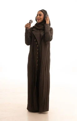 تسجيل مقطع صوتي غنائي، مواهب غنائية فنية، إيماءات السعادة و الاندماج مع الأغنية، بورترية لامراه عربيه خليجيه سعودية ترتدي العباءة و الحجاب تضع سماعة الرأس  تقوم بالغناء باستخدام الميكروفون بتعابير الحماس, صورة الجسم بالكامل، خلفيه بيضاء