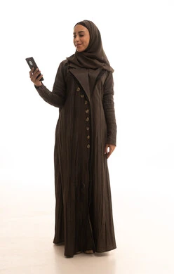 الدردشة مع الأهل والأصدقاء وتصفح مواقع التواصل الاجتماعي، استخدام الأجهزة التقنية الحديثة، بورترية لامراه عربيه خليجيه سعودية ترتدي العباءة و الحجاب تمسك الهاتف المحمول، ايماءات السعادة و السرور، الجسم بالطول الكامل، خلفية بيضاء