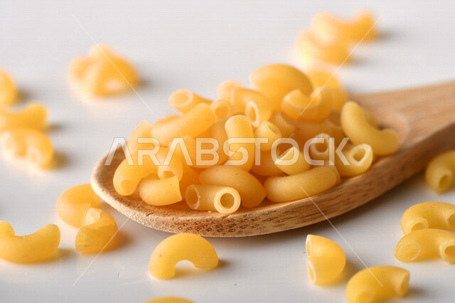 قطع المعكرونه الجافه المتناثره, حبيبات الباستا الشهيه, مكرونه جافه منثوره, وجبات خفيفه