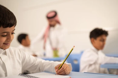 جودة التعليم في السعودية، معلم عربي خليجي سعودي يرتدي الثوب التقليدي والشماغ يقوم بمناقشة الدروس مع طلابه، مجموعة من طلاب عربيين خليجيين سعوديين يرتدون الزي المدرسي يقومون بتأديه الواجبات ، المشاركة الفعالة للطلاب مع المدرسين، التربية والتعليم بالمناهج المقررة للتلاميذ، حوارات ودية بين الاستاذ والطلاب