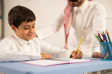 معلم عربي خليجي سعودي يرتدي الثوب التقليدي والشماغ يقوم بمناقشة الدروس مع طلابه، مجموعة من طلاب عربيين خليجيين سعوديين يرتدون الزي المدرسي يقومون بتأديه الواجبات ، المشاركة الفعالة للطلاب مع المدرسين، التربية والتعليم بالمناهج المقررة للتلاميذ، حوارات ودية بين الاستاذ والطلاب،جودة التعليم في السعودية