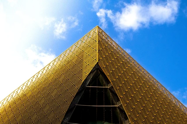 الأبراج والمباني والمجمعات السكنية المتطورة، الفن الهندسي المعماري للمنشآت التجارية والمؤسسات التقنية المتقدمة، المعالم والأماكن المشهورة في المملكة، المدينة الرقمية في مدينة الرياض وخدمات شركات التكنولوجيا العالمية، أولى المدن الذكية في السعودية