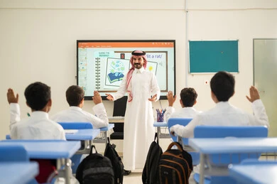 المشاركة والتفاعل داخل الفصل الدراسي، ايماءات الحماس لمعرفة الجواب الصحيح، طلاب عربيين خليجيين سعوديين يجلسون في مقاعدهم يرفعون ايديهم للاجاية ، التربية والتعليم بالمناهج المقررة للطلاب في المملكة العربية السعودية