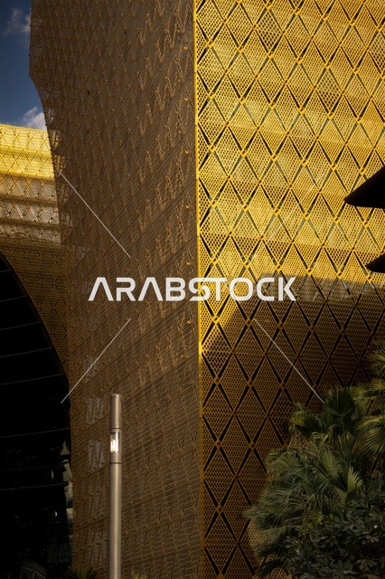 الفن الهندسي المعماري للمنشآت التجارية والمؤسسات التقنية المتقدمة، الأبراج والمباني والمجمعات السكنية المتطورة، المعالم والأماكن المشهورة في المملكة، المدينة الرقمية في مدينة الرياض وخدمات شركات التكنولوجيا العالمية، أولى المدن الذكية في السعودية