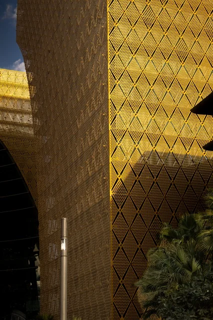 الفن الهندسي المعماري للمنشآت التجارية والمؤسسات التقنية المتقدمة، الأبراج والمباني والمجمعات السكنية المتطورة، المعالم والأماكن المشهورة في المملكة، المدينة الرقمية في مدينة الرياض وخدمات شركات التكنولوجيا العالمية، أولى المدن الذكية في السعودية