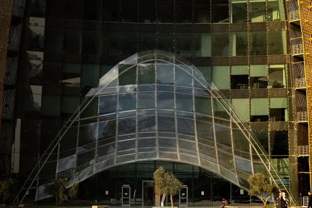 الفن الهندسي المعماري للمنشآت التجارية والمؤسسات التقنية المتقدمة، الأبراج والمباني والمجمعات السكنية المتطورة، المعالم والأماكن المشهورة في المملكة، المدينة الرقمية في مدينة الرياض وخدمات شركات التكنولوجيا العالمية، أولى المدن الذكية في السعودية