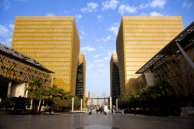 المدينة الرقمية في مدينة الرياض وخدمات شركات التكنولوجيا العالمية، الأبراج والمباني والمجمعات السكنية المتطورة، الفن الهندسي المعماري للمنشآت التجارية والمؤسسات التقنية المتقدمة، المعالم والأماكن المشهورة في المملكة، أولى المدن الذكية في السعودية