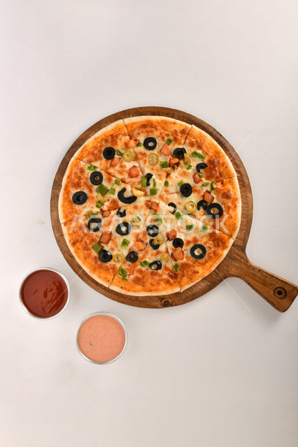 فطيرة البيتزا الشهيه الطازجه, بيتزا بالخضار , قطعه شهيه من فطيرة البيتزا, وجبات سريعه