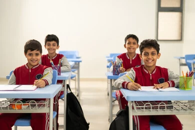 العودة إلى المدارس، الإستعداد للعام الدراسي الجديد، التعليم في السعودية، تأدية الواجبات المدرسية، مجموعة من الطلاب العربيين الخليجيين السعوديين يجلسون في مقاعدهم ويقومون بحل الواجب